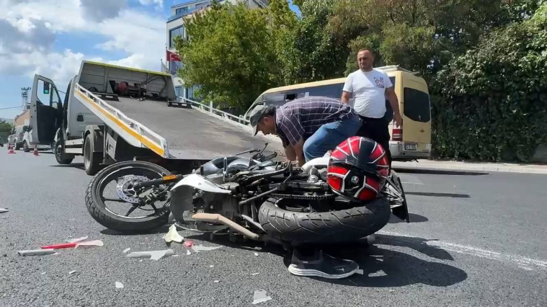 Otomobilin sıkıştırdığı motosikletli baba oğlun feci ölümü 1